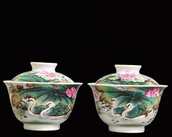 A Pair of Exquisite Famille-Rose Flower and Bird Pattern Bowls