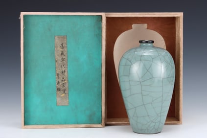 An Exquisite Guan yao Vase