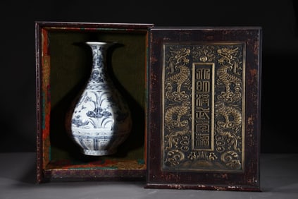 A Rare Blue and White Lotus and Mandarin Duck Pattern Vase