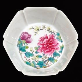 An Exquisite Famille-Rose Flower Pattern Bowl