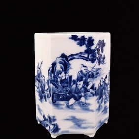 An Exquisite Blue and White Figure Pattern Brush Pot