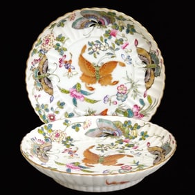 A Pair of Exquisite Famille-Rose Flower and Butterfly Pattern Painted Gold Plates
