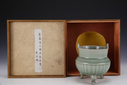 An Exquisite Longquan yao Double-Ears and Tripod Censer