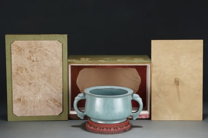 An Exquisite Guan yao Double-Ears Vase