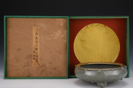An Exquisite Guan yao Cover with Gold Tripod Washer,with an Imperial Poem by Emperor Qianlong