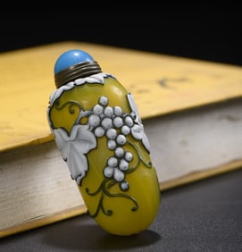 An Exquisite Glass Grapes and Butterfly Pattern Snuff Bottle
