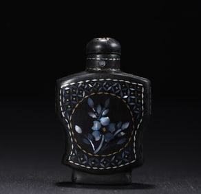An Exquisite Black Lacquer Flower Pattern Snuff Bottle