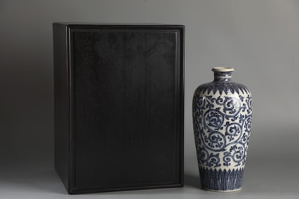 A Fine Blue and White Lotus Pattern Vase