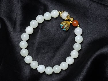An Exquisite White Jade Bracelets