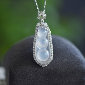 An Exquisite Sterling Silver Inlaid Agate Pendant