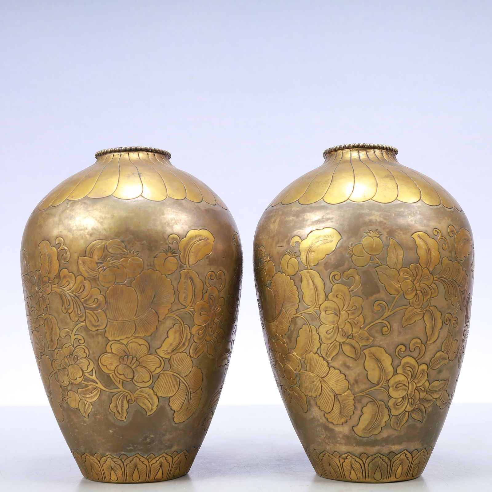 A Exquisite A pair of Gilt Bronze Flower and Fruit Pattern Vase