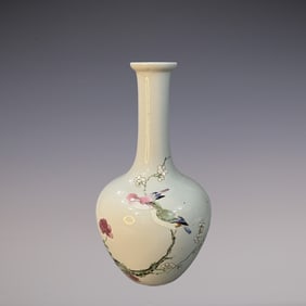 An Exquisite Famille-Rose Flower and Bird Pattern Vase