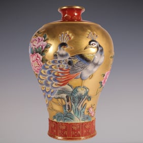 An Exquisite Enamel Flower and Bird Pattern Vase