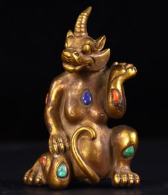 An Exquisite Gilt Bronze Inlaid Gems Bear Paper Weight