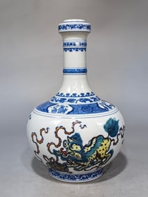An Exquisite Doucai Lotus Pattern Lion Pattern Vase