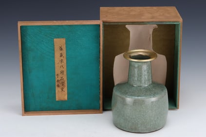 An Exquisite Guan yao Vase