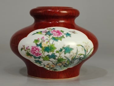 An Exquisite Famille-Rose Imitation Wood Grain Glaze Flower and Butterfly Pattern Vase