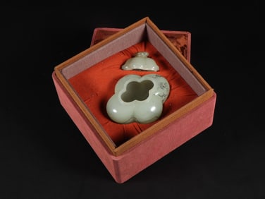 An Exquisite White Jade Flower Pattern with poem Jar