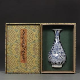 An Exquisite Blue and White Flower Pattern Vase