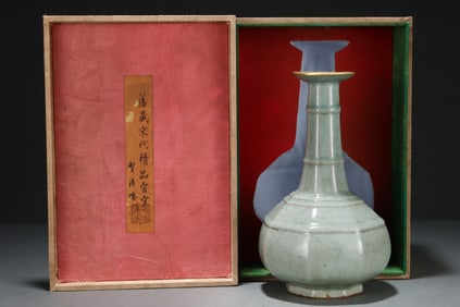 An Exquisite Guan yao Painted Gold with poem Vase