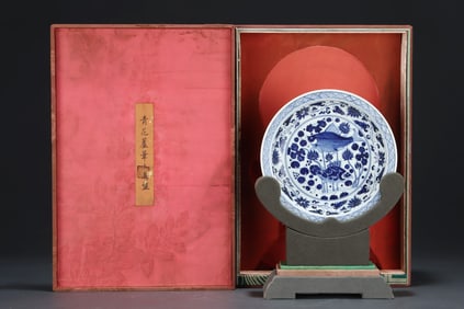 An Exquisite Blue and White Lotus Pattern Fish and Lotus Pattern Plate
