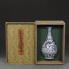 An Exquisite Blue and White Fish and Lotus Pattern Vase
