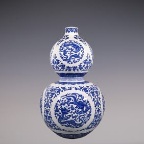 An Exquisite Blue and White Lotus Pattern Dragon Pattern Gourd-Shaped Vase