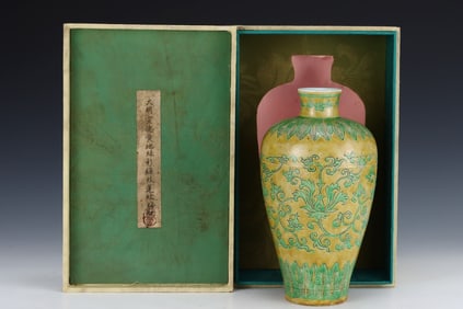 An Exquisite Green Glazed Lotus Pattern Vase