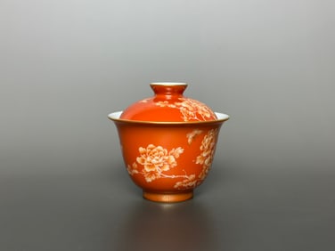 A Pair of Exquisite Iron-Red Painted Gold Flower and Butterfly Pattern Bowl