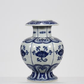 An Exquisite Blue and White Ganoderma lucidum Pattern Vase