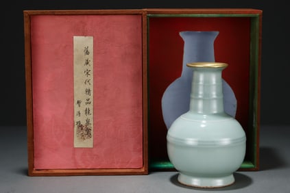 An Exquisite Long quan yao Painted Gold with poem Vase
