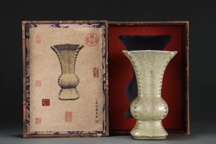 An Exquisite Ge yao with poem Vase