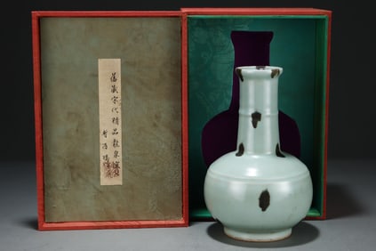 An Exquisite Long quan yao Vase