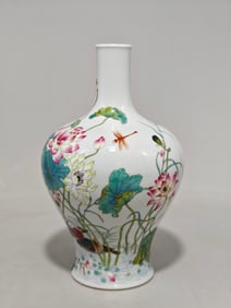 An Exquisite Famille-Rose Flower and Bird Pattern with poem Vase