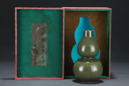 An Exquisite Long quan yao Gourd-Shaped Vase