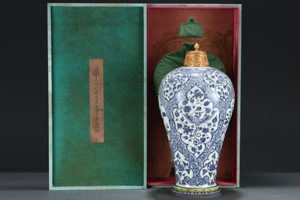 An Exquisite Blue and White Painted Gold Lotus Pattern Phoenix Pattern Vase