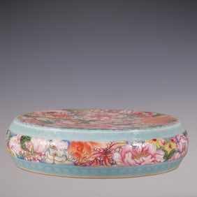An Exquisite Famille-Rose Flower Pattern Ornament