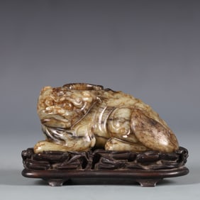 A Exquisite White Jade Auspicious Beast Ornament