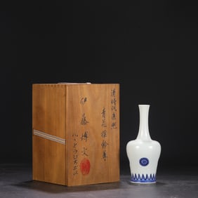 An Exquisite Blue and White Vase