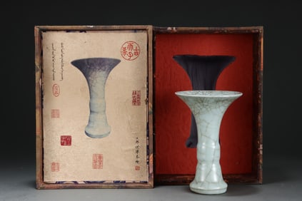 An Exquisite Guan yao Vase