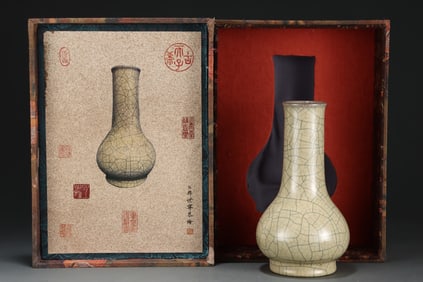 An Exquisite Ge yao with poem Vase