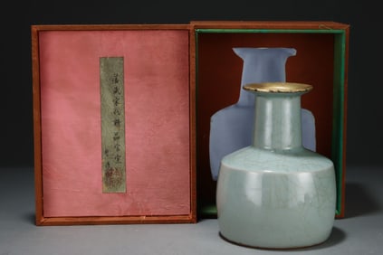 An Exquisite Guan yao Painted Gold with poem Vase