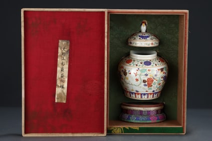 An Exquisite Wucai Grapes Pattern Jar