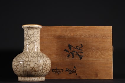 An Exquisite Ge yao Painted Gold Vase