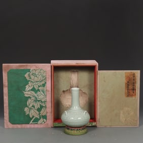 An Exquisite Celadon Glazed Tripod Vase
