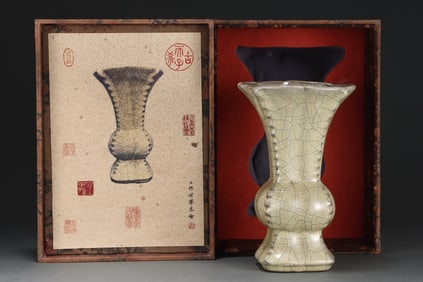 An Exquisite Ge yao with poem Vase