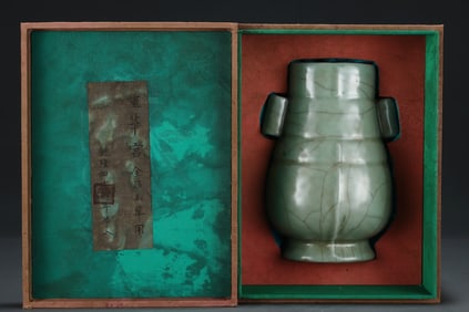 An Exquisite Guan yao Double-Ears Vase