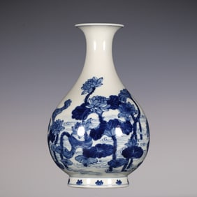 An Exquisite Blue and White Flower Pattern Vase