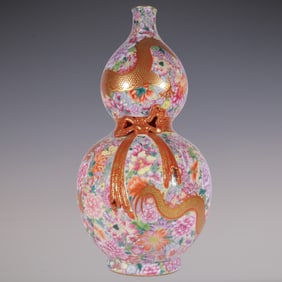 An Exquisite Famille-Rose Flower Pattern Dragon Pattern Gourd-Shaped Vase