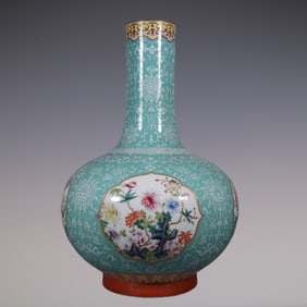 An Exquisite Famille-Rose Green Ground Bats and Peach Pattern Lotus Pattern Flower Pattern Vase